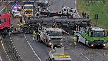 Devido ao acidente, o tráfego foi desviado para a pista marginal