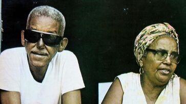 Cartola ao lado de dona Zica; artista só gravaria álbum solo em 1974