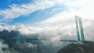 Ponte mais alta do mundo foi construída sobre o Cânio Huajiang, na China