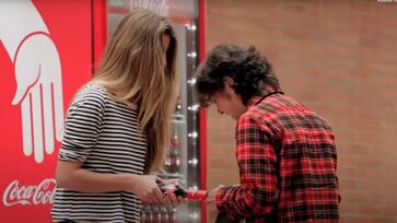 Campanha de Coca-Cola foi batizada como Friendly Twist