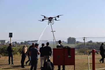 UAVI 100 Bombeiro opera de forma remota e conectada ao caminhão de combate, lançando jatos de água diretamente sobre o fogo