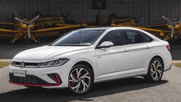 Jetta GLI mantém motor 2.0 turbo e chega com teto solar panorâmico