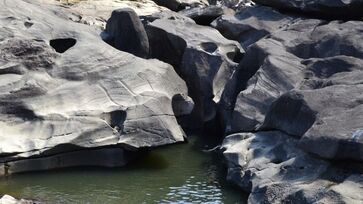pedras brancas e cinzas que parecem a superfície lunar