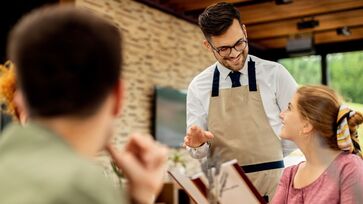 A etiqueta à mesa se tornou uma poderosa ferramenta de comunicação e networking no dia a dia