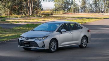 Corolla GLi Hybrid combina linhas fluidas e acabamento premium em todos os ângulos