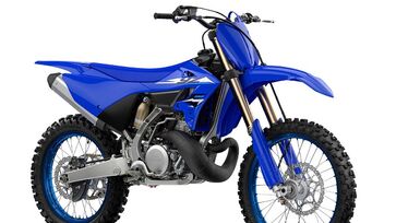 Yamaha YZ250 mantém o clássico propulsor de 250 cilindradas com sistema YPVS