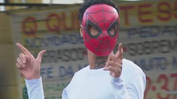 Oruam deixa Penitenciária de Bangu vestindo máscara do Homem Aranha