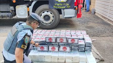 Durante a abordagem, foram encontrados 453 tabletes de cocaína no fundo falso do veículo