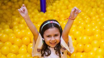 Localizado na praça de eventos do shopping, o parque conta com uma piscina gigante com 200 mil bolinhas