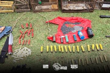 Durante a operação, equipes encontraram espingardas, carabina, luneta, cartucheiras, dezenas de cartuchos intactos e deflagrados, além de facas, rede e outros instrumentos usados para caça ilegal