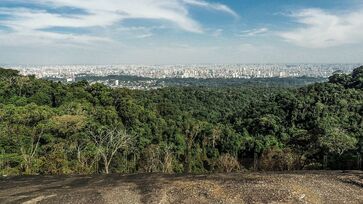 Local possui muitas opções de trilhas, muito contato com a natureza e um mirante de mais de mil metros de altura para uma vista apaixonante