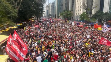 Manifestantes fizeram um ato contra a PEC da Blindagem e a PL da Anistia