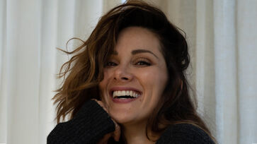 Stefania Spampinato é famosa por seu papel com Carina DeLuca na série