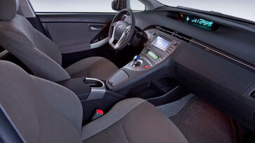 Segundo a tabela FIPE, o Toyota Prius 1.8 16v 5p automático (híbrido), do ano de 2012, está no valor de R$ 48.966