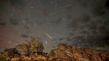 Chuvas de meteoros estão associadas a cometas ou asteroides que deixam rastros de poeira em suas órbitas