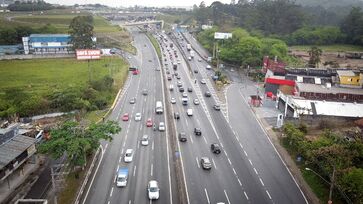 Pórticos eliminam paradas obrigatórias e oferecem descontos para veículos leves