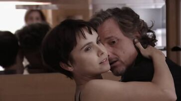 Durante a novela Avenida Brasil, Carminha (Adriana Esteves) flagrou a rival Nina (Débora Falabella) com seu amante Max (Marcello Novaes).