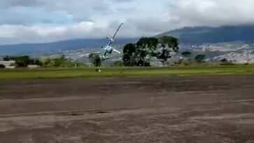 Avião capota, bate no chão e explode na sequência