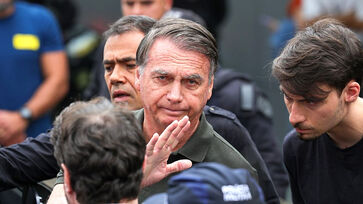 Bolsonaro está em prisão domiciliar por suposta tentativa de obstrução de Justiça e ameaça ao Estado Democrático de Direito