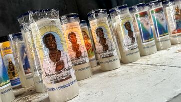 Velas em reverência a Chaguinhas, santo popular sepultado no Cemitério dos Aflitos