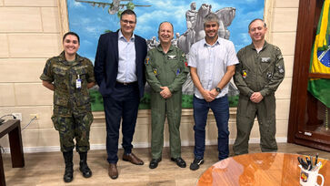 Na foto, tenente Brenda (esq.), Hiram Baroli, major-brigadeiro Pontirolli, Daniel Villaça e coronel Tiago 