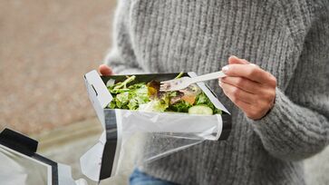 O plástico não está presente apenas na carne. Na verdade, nós o ingerimos sem saber o tempo todo