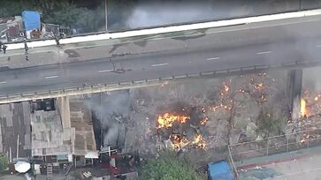 Pelo menos 12 viaturas dos bombeiros estiveram no local