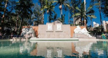 Entre sombras de árvores, água corrente e esculturas silenciosas, a fonte permanece como símbolo de amizade, memória cultural e da capacidade de São Paulo de acolher o mundo