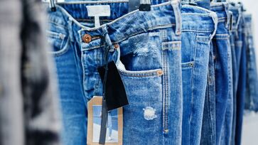 Depois de certa idade, encontrar jeans que sirvam pode demorar dias