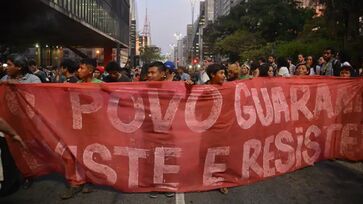 Povos guaranis fazem protesto na avenida Paulista, em São Paulo