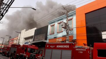Fogo atingiu edifício comercial na Lapa