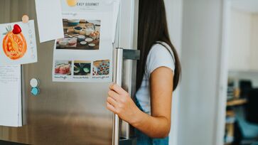 Colocar ímãs na geladeira pode parecer inofensivo, mas traz consequências indesejáveis