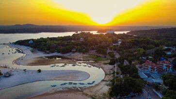 Vilarejo combina faixas de areia branca, águas verde-azuladas e trilhas em meio à floresta