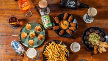 Hambúrguer campeão da Menze Brewing Co. é uma celebração da gastronomia autoral