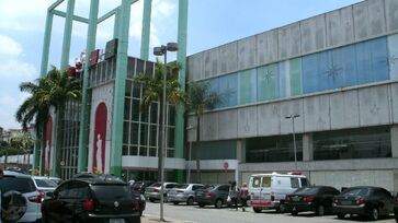 Nas imagens, o autor passeia pelos corredores do shopping relembrando espaços que fizeram parte da infância e adolescência de muitos paulistanos