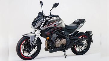 Motor bicilíndrico, câmbio de seis marchas e ABS de duplo canal destacam a naked