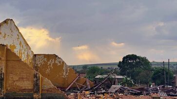 Tempestade acompanhada de rajadas de vento provocou a queda de um galpão desativado