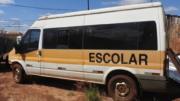 Ao todo, 23 lotes estarão disponíveis para arremate, incluindo carros, tratores, ambulâncias, betoneiras, roçadeiras, materiais para sucata e peças para usinagem