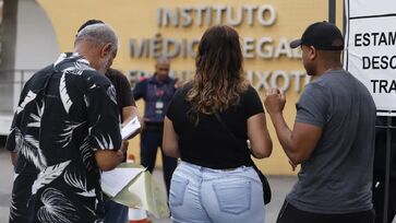 Não há previsão de liberação dos corpos ainda nesta quarta, e os familiares cadastrados aguardam no local