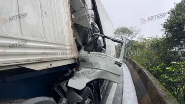 No momento da colisão, havia neblina na região, fator que pode ter contribuído para o ocorrido