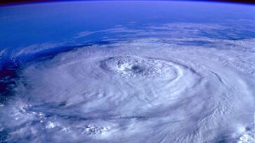 Esses detritos viajam a cerca de sete quilômetros por segundo