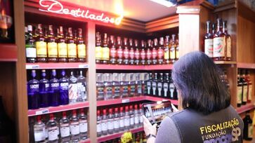 Foram encontradas 1,2 mil garrafas de cerveja contendo um líquido semelhante a cachaça, com rótulos adulterados