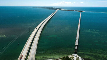 Com 182 quilômetros de extensão, a Overseas Highway liga o continente americano com às paradisíacas Florida Keys