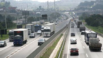 Congestionamento na rodovia Régis Bittencourt (BR-116), na altura de Embu das Artes, próximo a entrada do Rodoanel, na Grande São Paulo 