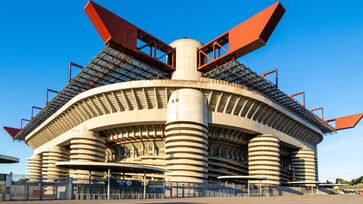 O San Siro foi construído por iniciativa do então presidente do Milan, Piero Pirelli, inspirado nos estádios ingleses da época. 