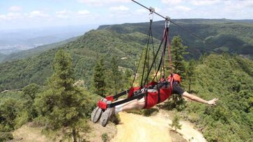 Instalada no alto do Big Mountain Adventure Park, a K2000 tem desnível aproximado de 270 metros e oferece dois formatos de voo: o convencional e o Speed Fly. 