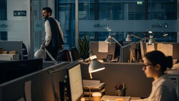 Uma jornada de trabalho maior que 50 horas semanais é considerada insalubre 