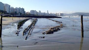 Destroços do Kestrel, embarcação que naufragou há 130 anos, voltaram a ficar visíveis na Praia da Aparecida com a maré baixa