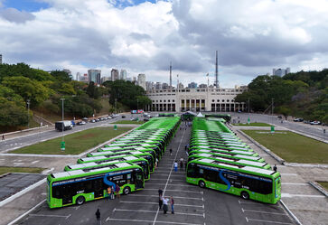 Com a entrega de 60 novos ônibus elétricos nesta segunda-feira (3/11), a capital paulista chegou à marca de 1.009 veículos movidos a energia limpa