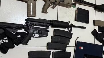 Armamentos foram encontrados em uma cama-baú e os veículos apreendidos eram furtados e estavam com placas trocadas
